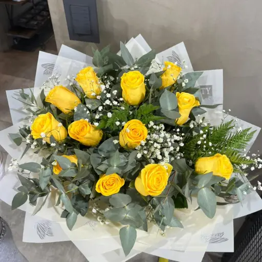 Ramo de 12 rosas amarillas con papel coreano